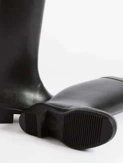 La botte de pluie haute à talon, aux détails équestres - Noir
